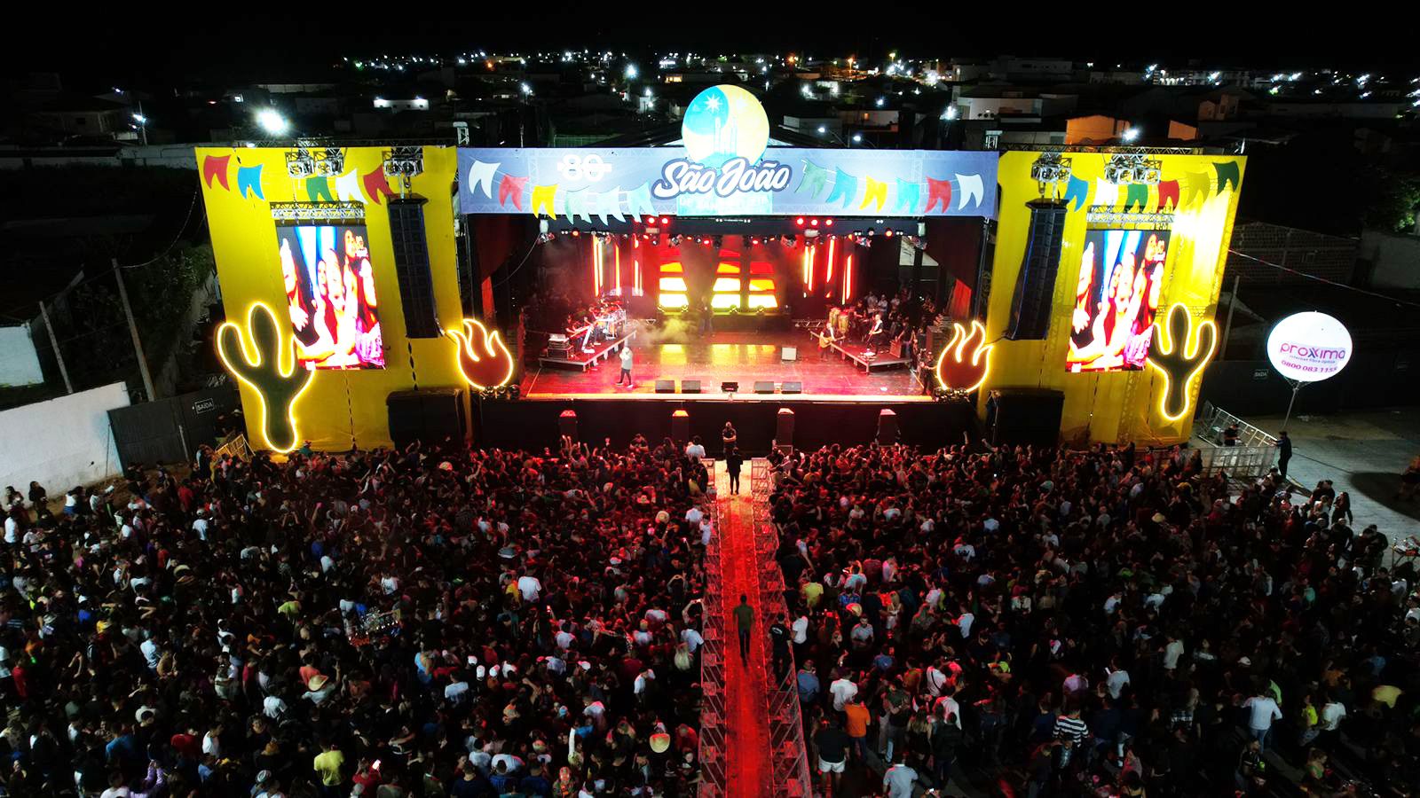 Shows de Matheus & Kauan, Gil Mendes, Woxton Nóbrega e Geová do Acordeon atraem multidão na abertura do São João de Santa Luzia