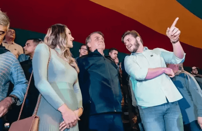 Na Paraíba, Bolsonaro participa de motociata e do São João de Campina Grande