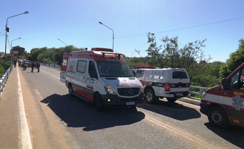 Corpo de Bombeiros, SAMU e Polícia Militar são acionados após mulher tentar se jogar de ponte no bairro São Sebastião, na manhã deste sábado (25), em Patos