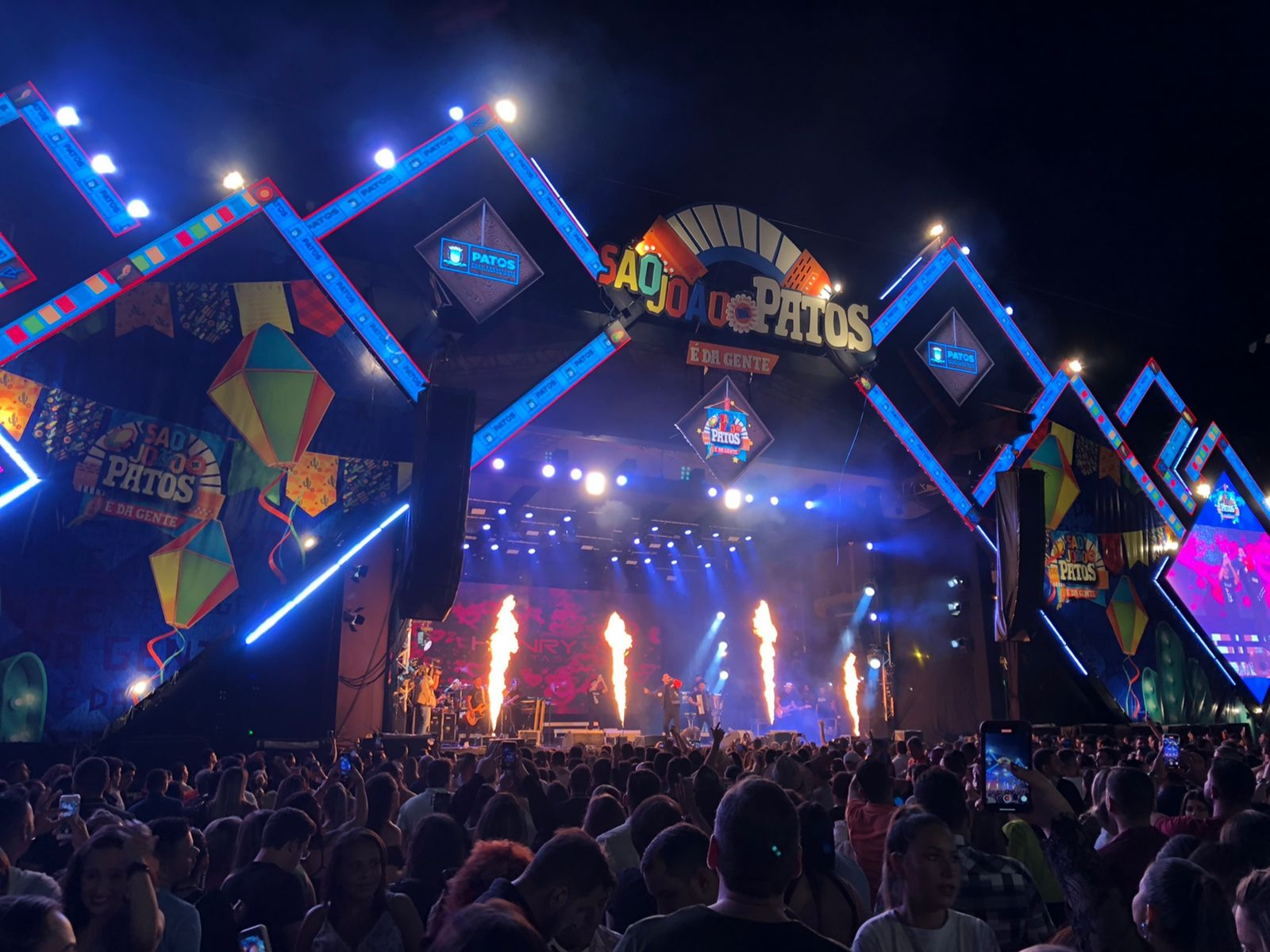 Terreiro do Forró lotado prestigia encerramento do São João de Patos com Bruno e Marrone, Henry Freitas e mais. Confira as imagens