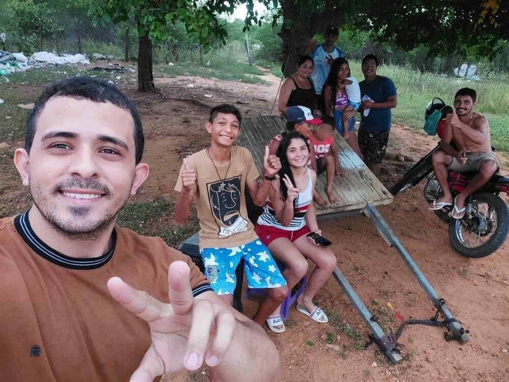 Jovem patoense de 15 anos sonha em ser cantor profissional para ajudar a família que está passando por necessidades. Vídeo