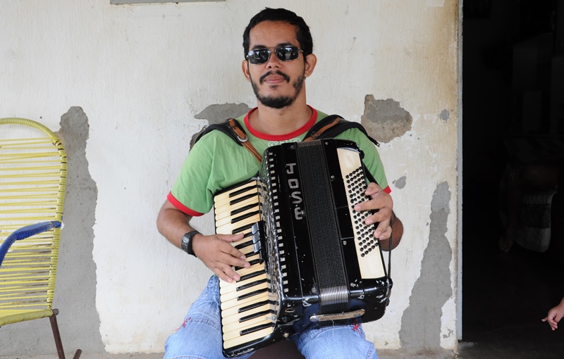 Sanfoneiro patoense que tem deficiência visual está realizando campanha para comprar novo instrumento. Veja como ajudar