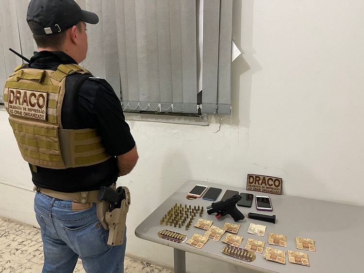 Esposa de traficante é presa em Pombal por tráfico de drogas e comercialização de armas a mando do companheiro