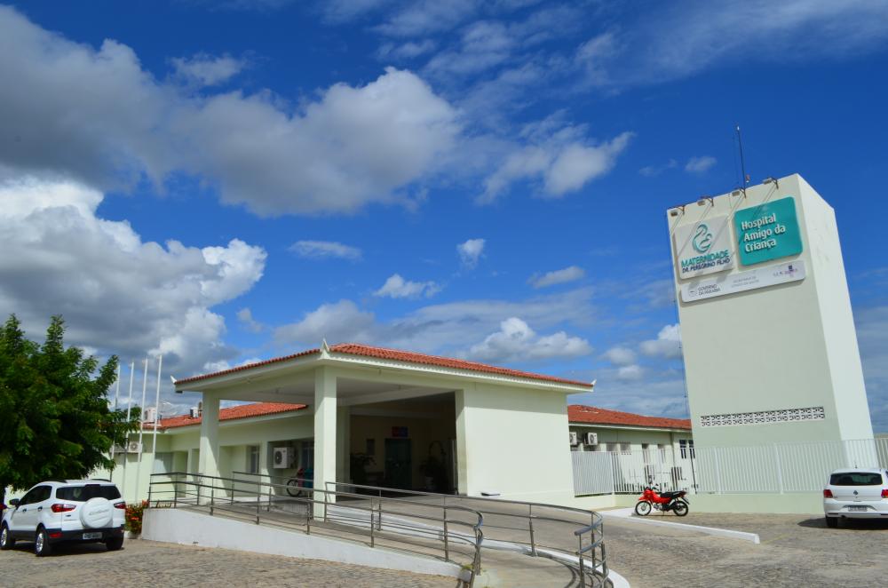 Jovem internada na Maternidade de Patos diz que está há dois dias tendo contrações e equipe não quer fazer parto; Diretora se posiciona e explica situação da paciente