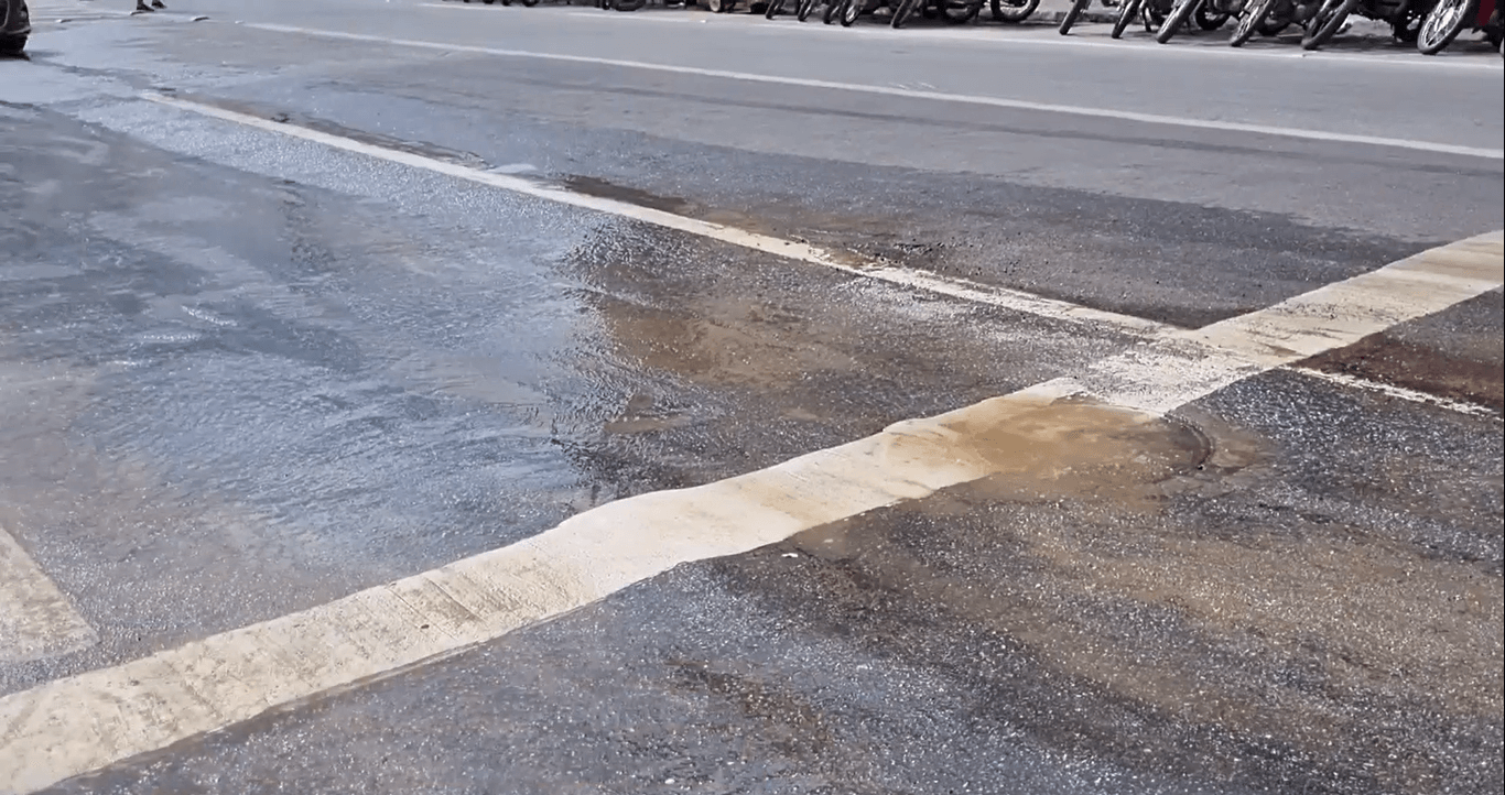 Populares reclamam de vazamento próximo ao Banco do Bradesco, no Centro de Patos; Cagepa se posiciona e diz que problema já está sendo resolvido. VÍDEO