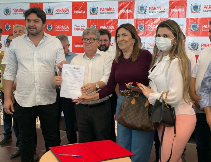 São José do Bonfim é contemplado com novo ônibus escolar