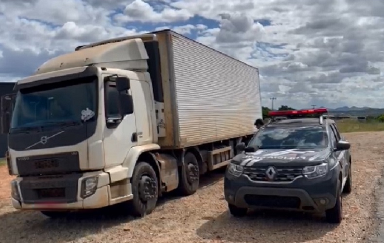 Caminhão com carga de frios é saqueado em Pombal e motorista fica como refém dos bandidos por quase 24 horas