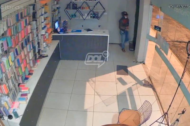 Loja de eletrônicos é invadida e tem mercadoria furtada na madrugada desta terça-feira (05), em Itaporanga. VÍDEO