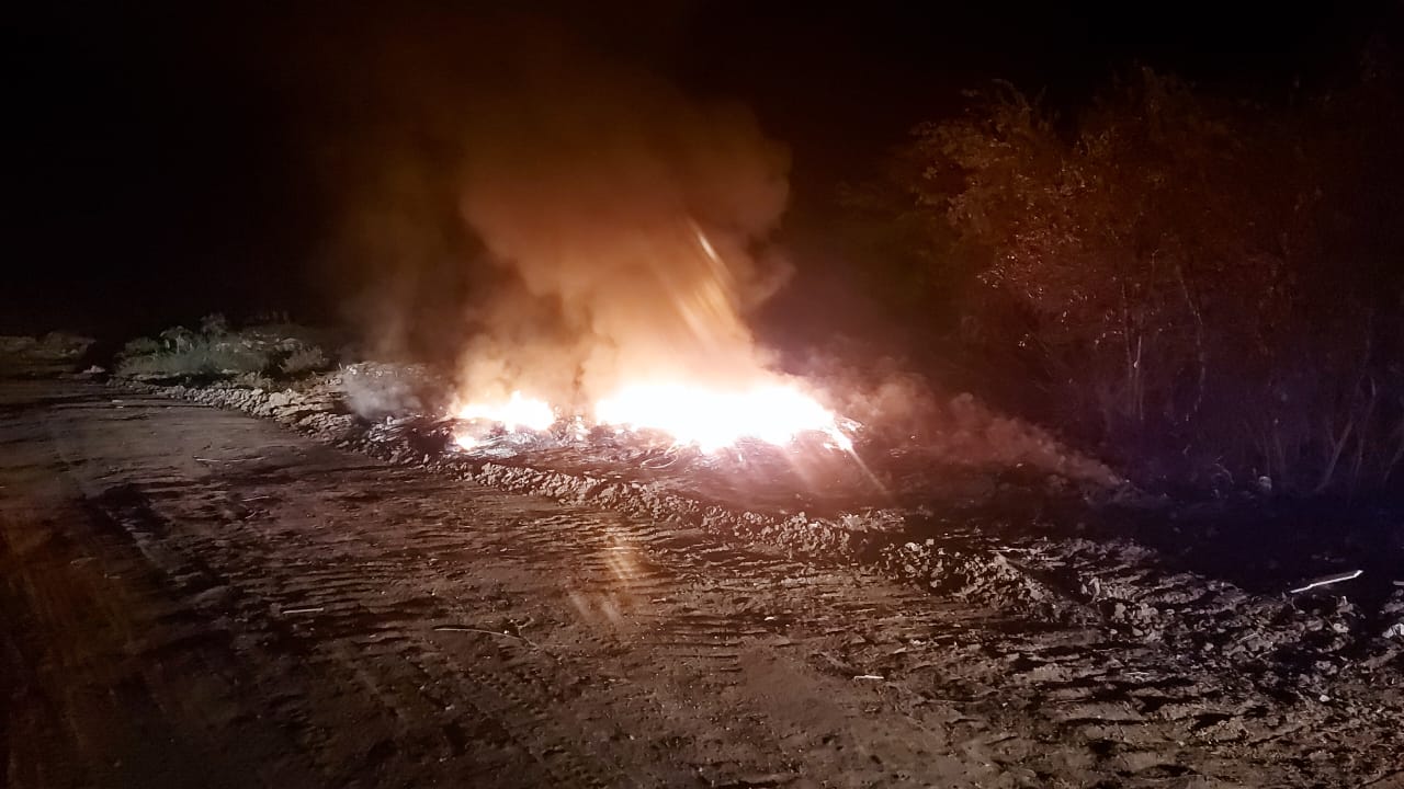 Princípio de incêndio é registrado no Lixão de Patos na noite desta terça-feira (05); secretário tranquiliza população e diz que já está sendo controlado. Vídeo