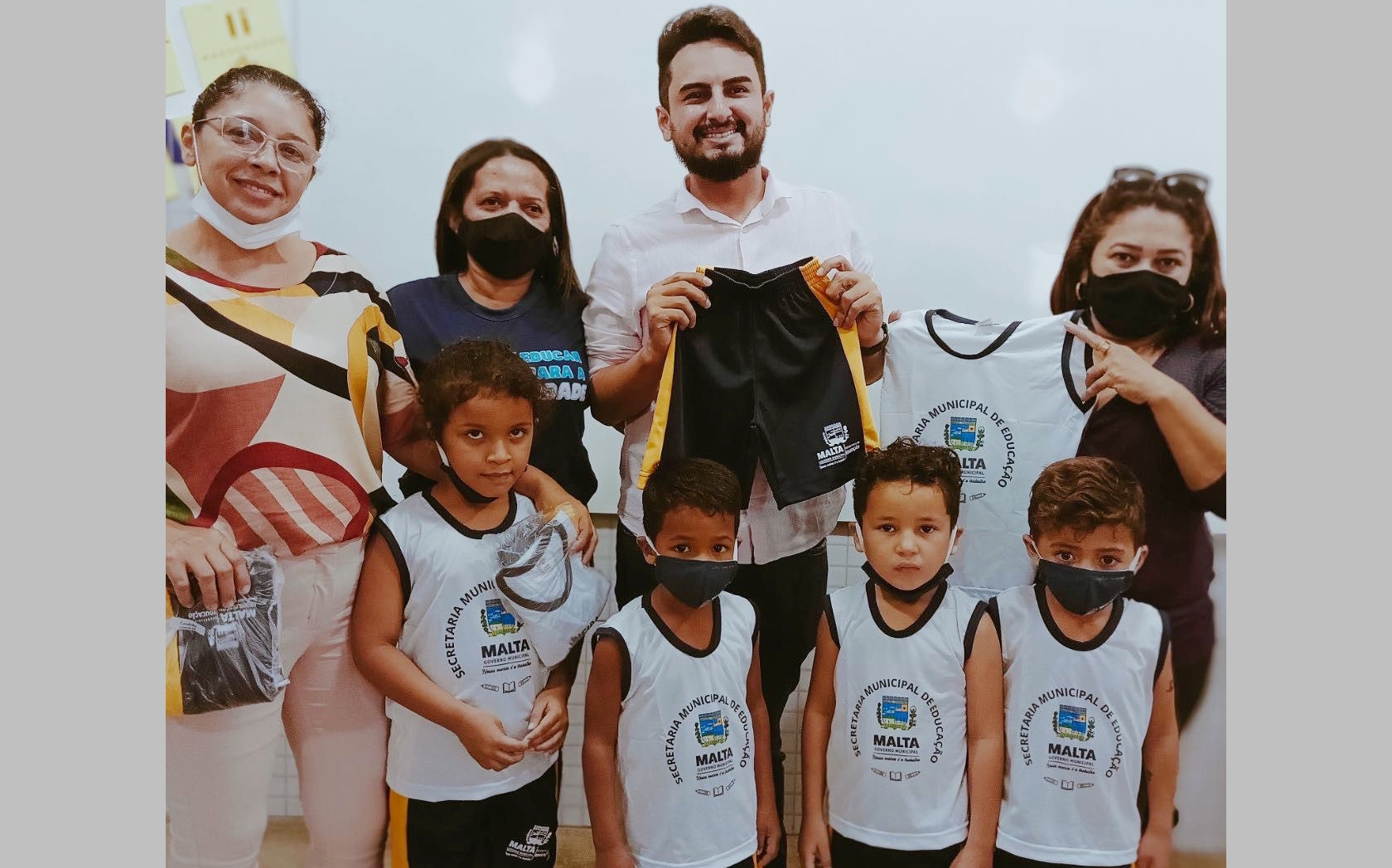 Prefeitura de Malta entrega kits de fardamento para os alunos da rede municipal de ensino