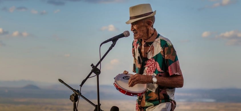 Neta do músico patoense Derréis e diretor técnico do Hospital Regional de Patos comentam sobre quadro de saúde do mesmo. Veja