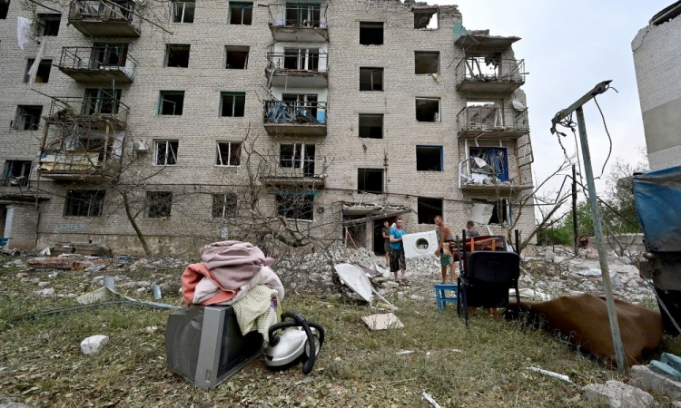 Míssil russo atinge edifício residencial e deixa 15 mortos no leste da Ucrânia