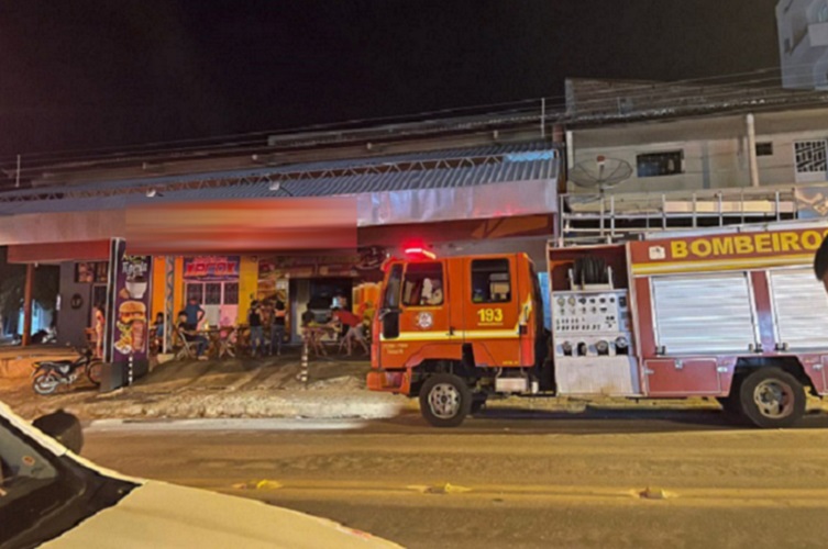 Princípio de incêndio provocado por vazamento de gás é registrado em uma lanchonete na cidade de Pombal