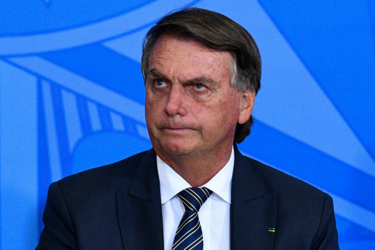 Bolsonaro pede que apoiadores processem governadores que não baixarem ICMS de combustíveis