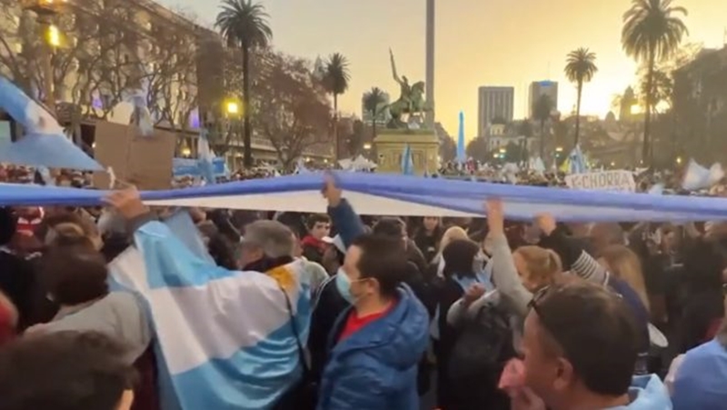 Em protesto contra o governo manifestantes tentam invadir sede do poder da Argentina