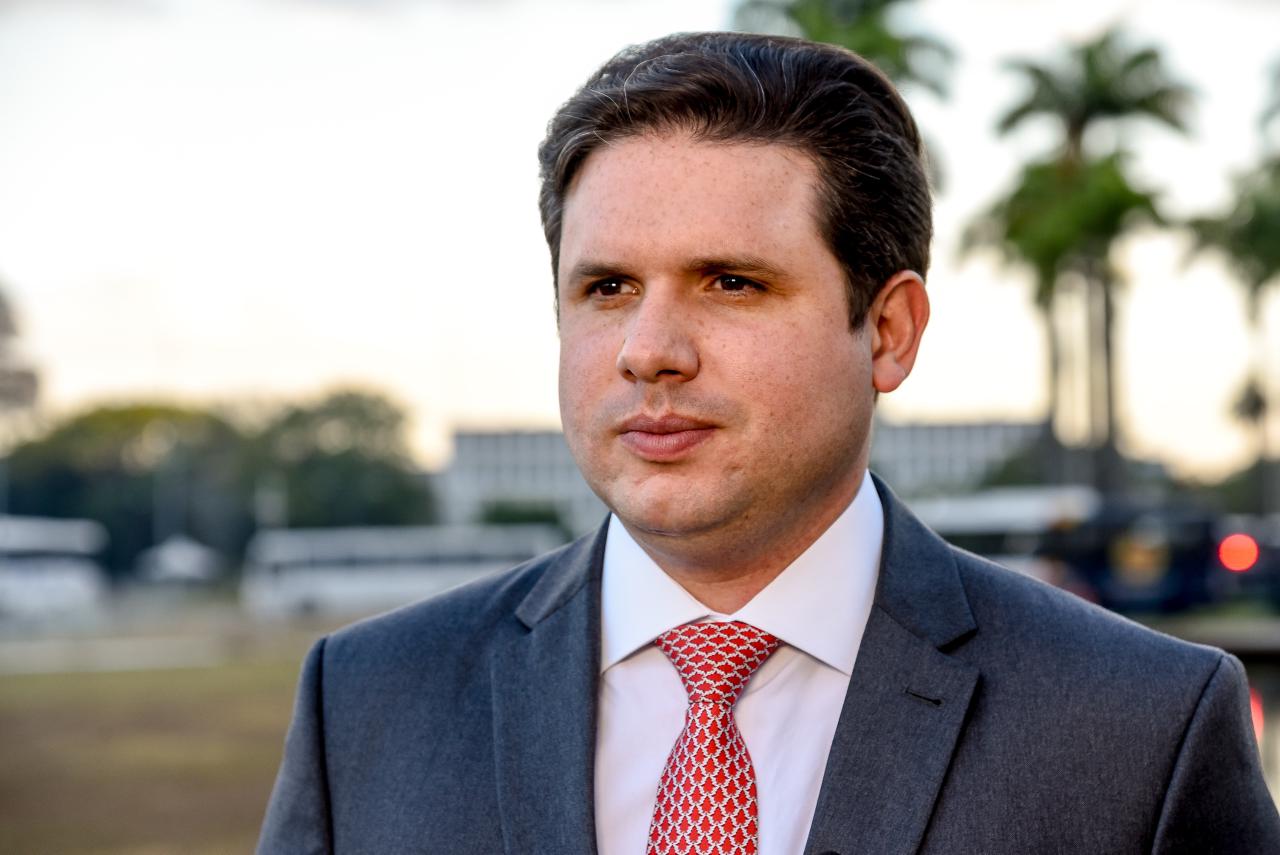 Hugo Motta vota a favor do Piso Nacional da Enfermagem