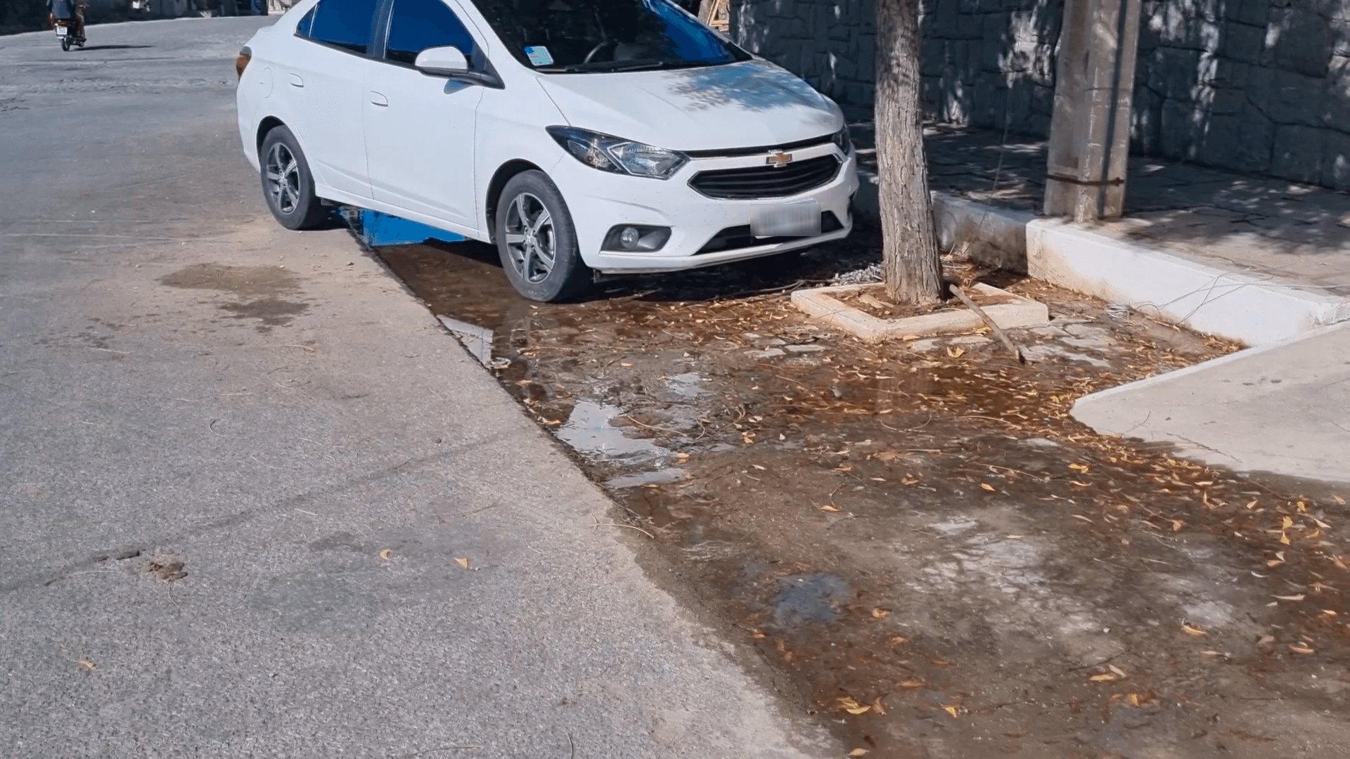 Morador da Rua São José, no bairro Santo Antônio, pede providências para cano estourado há mais de 20 dias e CAGEPA informa que será resolvido. VÍDEO
