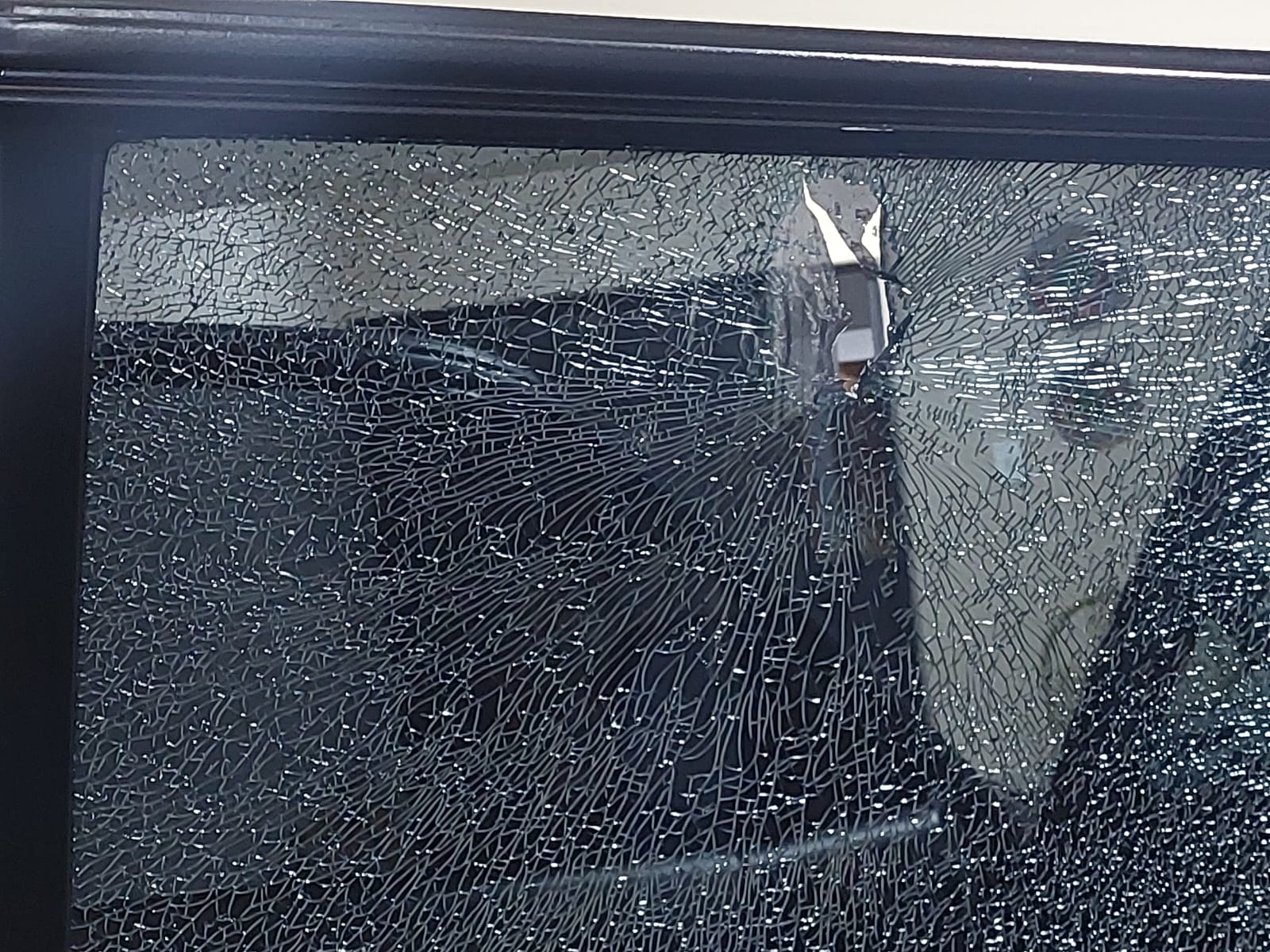 Veículo de casal é atacado a pedradas na noite desta quinta-feira (14) no setor sul de Patos