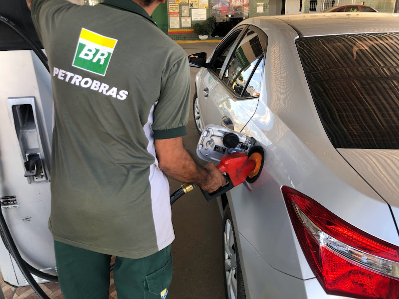 Preço médio da gasolina cai 6,4% nos postos do Brasil, aponta ANP