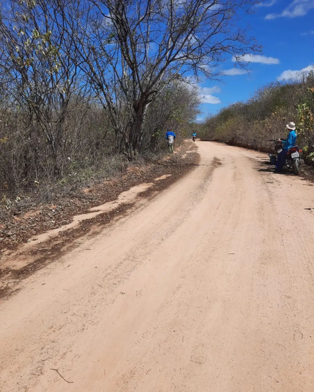 Prefeitura de Mãe d’Água avança com serviços de roço e recuperação das estradas vicinais