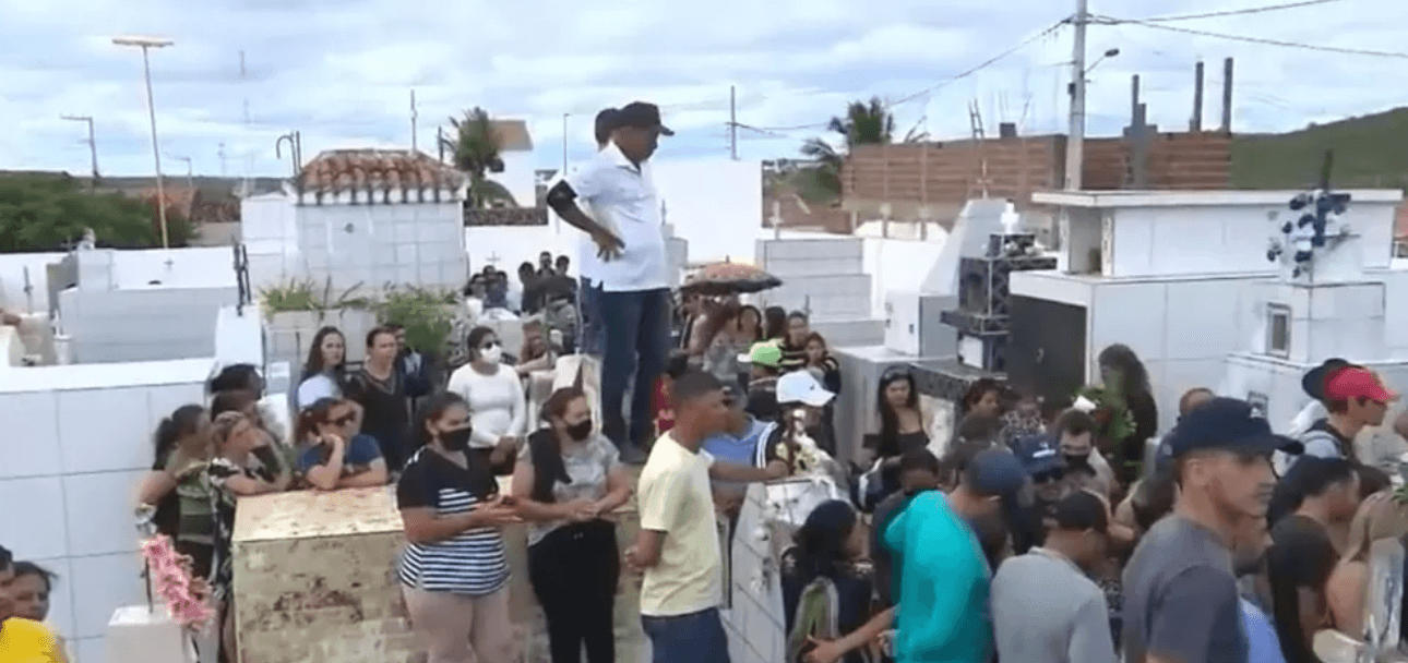 Tragédia em Livramento: corpos de duas vítimas e do atirador são enterrados na manhã deste sábado (16)