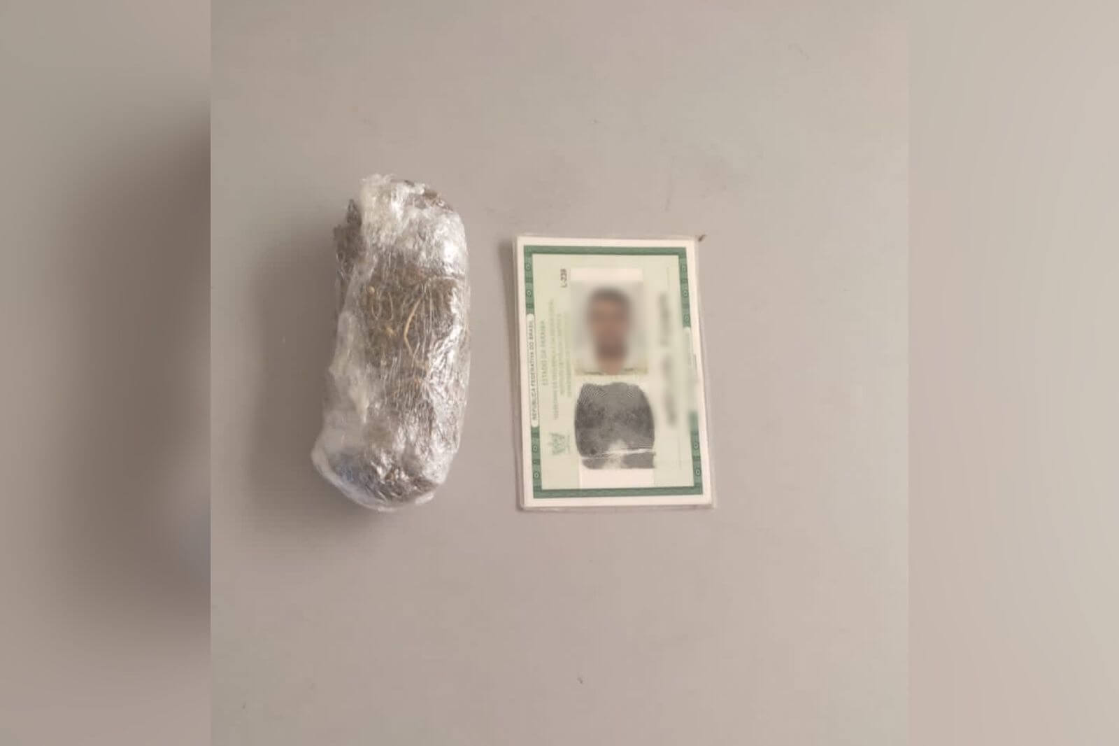 Homem é conduzido à delegacia por posse de drogas, em Patos