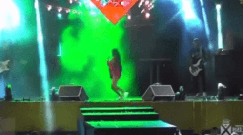 Cantora interrompe show após ouvir disparos vindos da direção do público, na Paraíba. VÍDEO