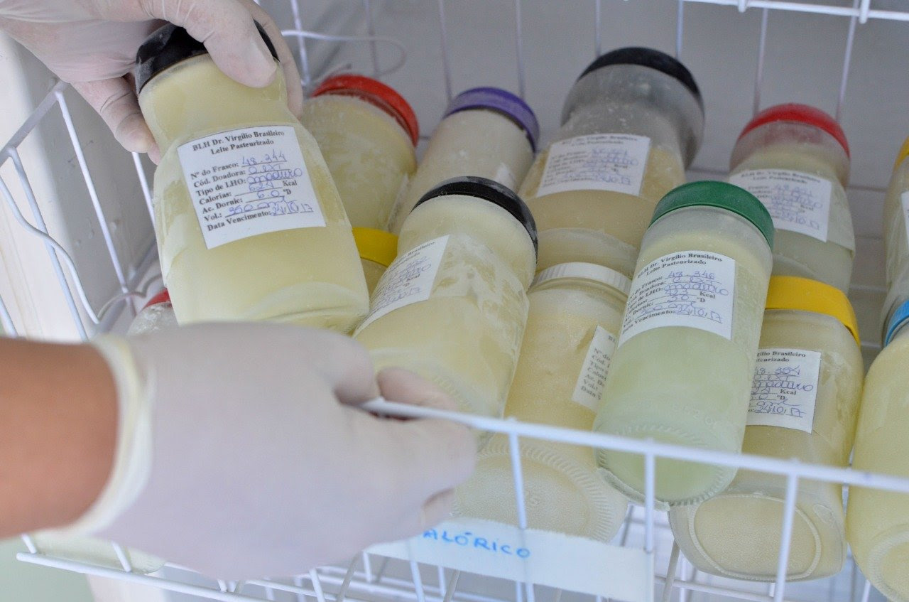 Cientistas usam leite humano para tratar Covid prolongada em paciente com imunodeficiência grave