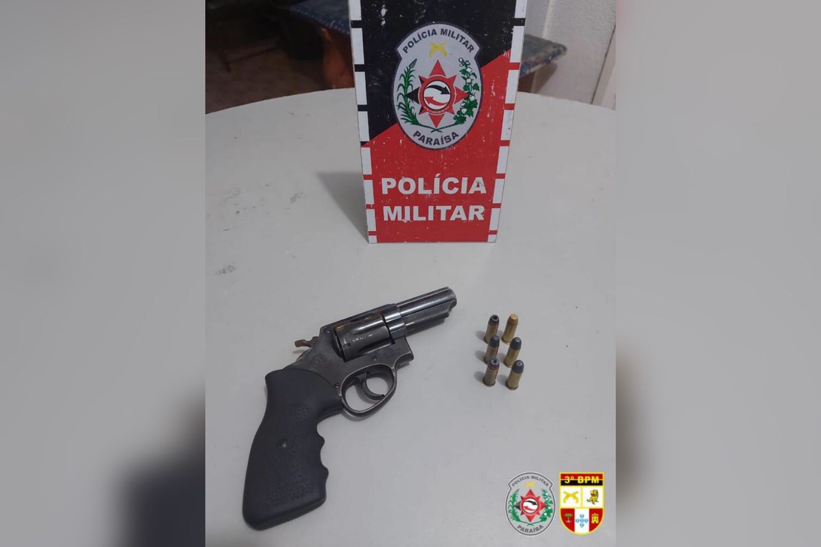 Polícia Militar prende homem por porte ilegal de arma de fogo e direção perigosa, na manhã desta segunda-feira (18), em Patos