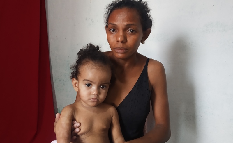 Criança de apenas 2 anos é internada com urgência no Hospital Infantil de Patos após agravamento de Dermatite atópica e família pede ajuda