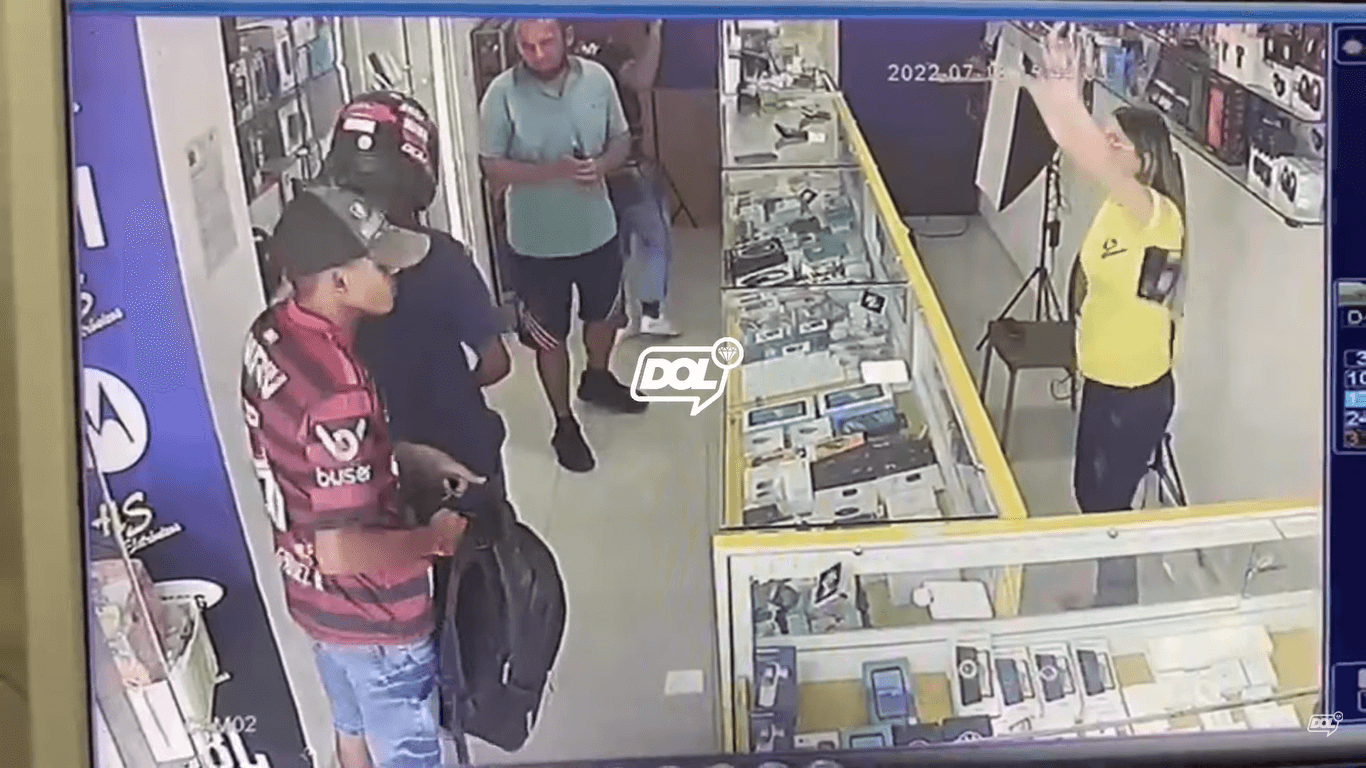 Homens armados assaltam loja de eletrônicos em Itaporanga e trancam clientes e funcionários em sala; vídeo