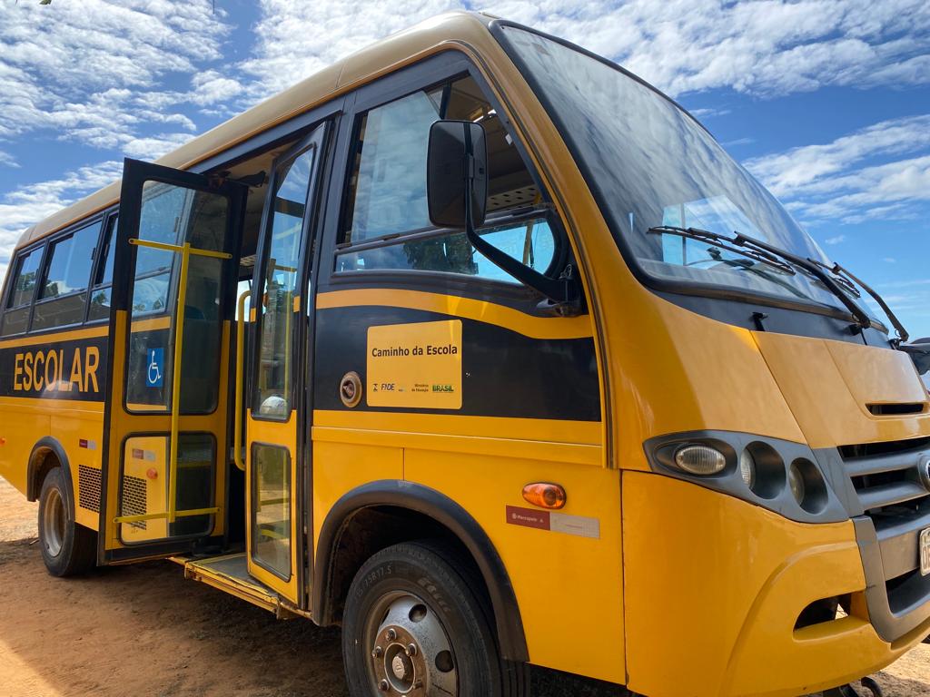 Prefeitura entrega ônibus escolar que atenderá alunos das comunidades rurais do Mocambo e Trincheiras