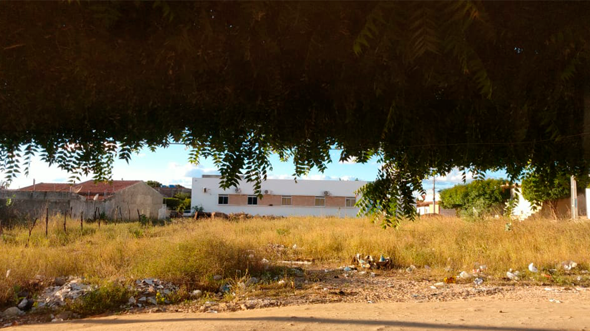 Populares reclamam de matagal por trás de Posto de Saúde no Jatobá e Prefeitura se posiciona