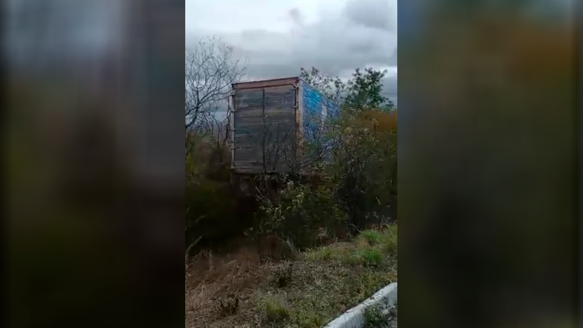 Acidente envolvendo caminhão é registrado na manhã desta quinta-feira (21), na Serra do Teixeira