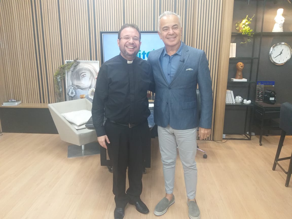 Agenda intensa: Padre Fabrício concede entrevistas a veículos de comunicação em João Pessoa