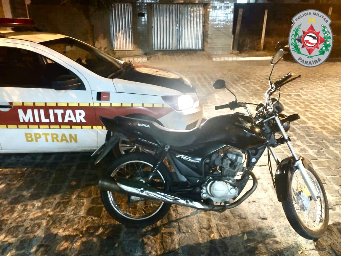 Polícia Militar recupera em Patos nesta sexta (23), motocicleta roubada