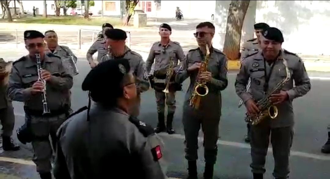 Banda do 3º BPM presta homenagem ao cantor e compositor Derréis. VEJA VÍDEO
