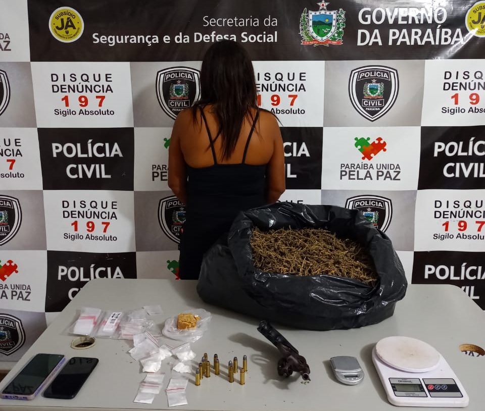 Polícia Civil prende mulher e apreende arma, munição e maconha dentro de residência, na tarde deste sábado (23), em Patos