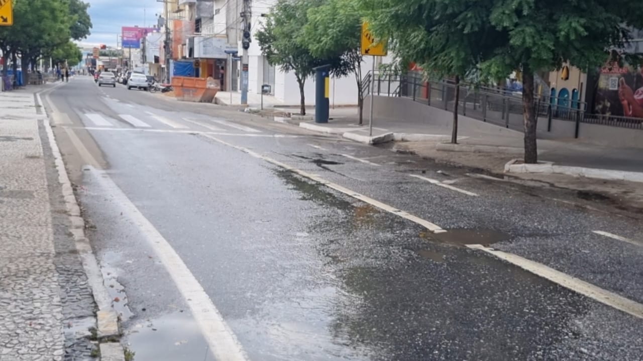 Populares pedem conserto de vazamento de água na Av. Sólon de Lucena, próximo ao Banco Santander; Cagepa se posiciona