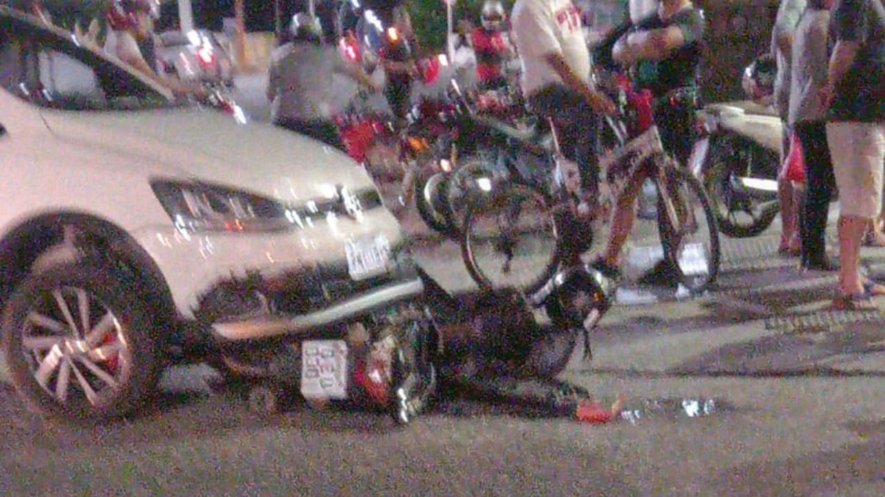 Moto fica presa embaixo de carro após acidente no bairro Santo Antônio, em Patos. VEJA VÍDEO