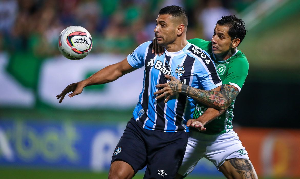 Com um a menos, Grêmio segura empate com Chapecoense pela Série B