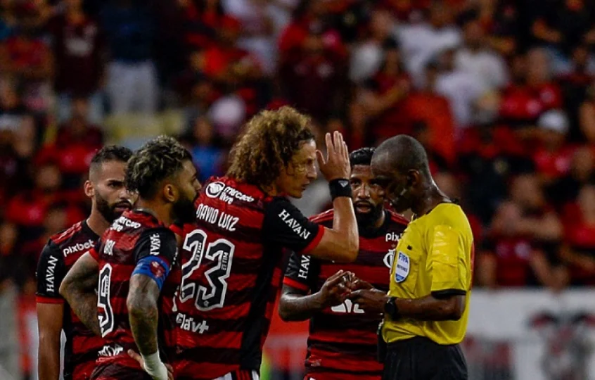 CBF decide afastar árbitros do jogo entre Flamengo e Athletico-PR pelas quartas da Copa do Brasil