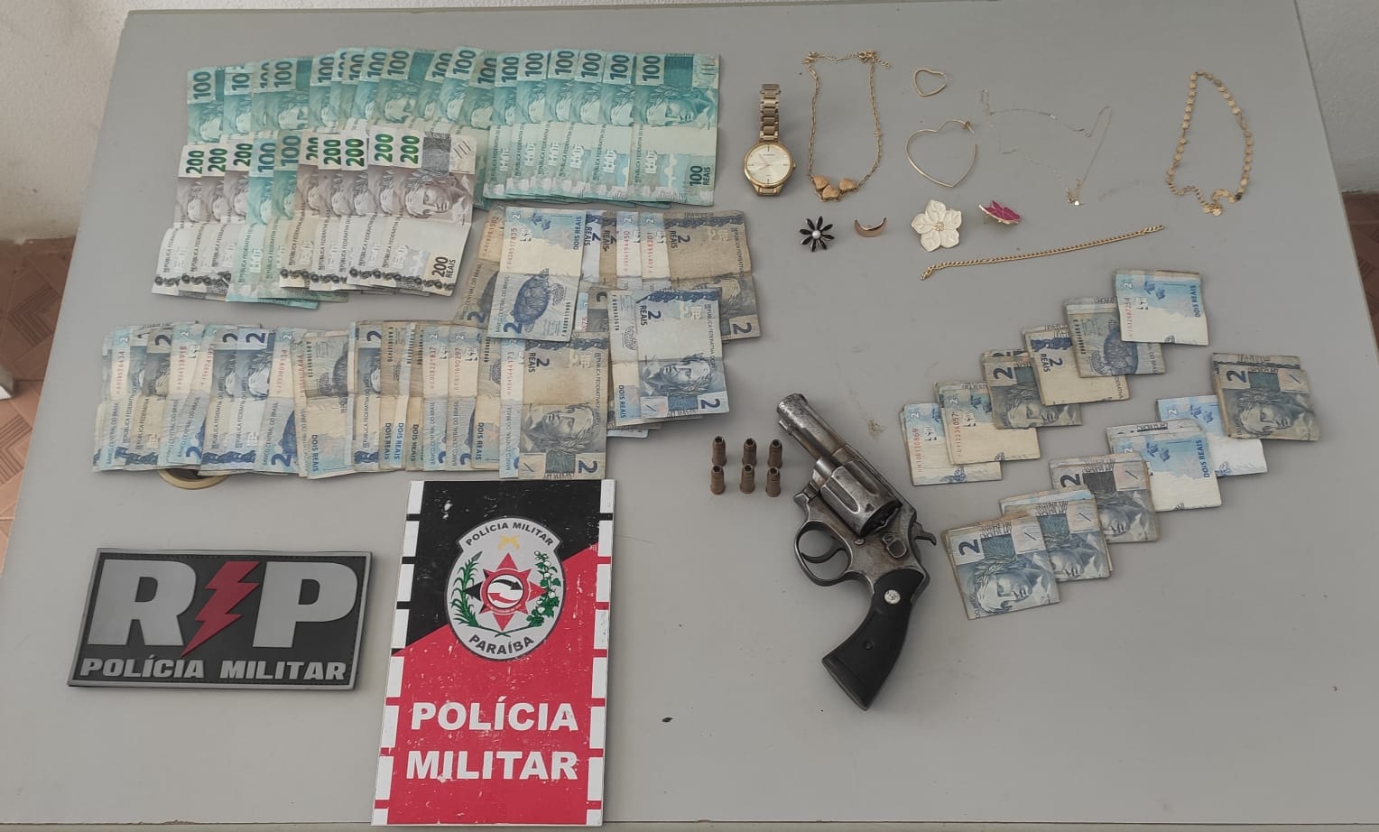 Comandante do 3º BPM, Tenente-Coronel Esáu, comenta prisão de indivíduos que fizeram família refém na manhã desta sexta-feira (29), em Patos. OUÇA