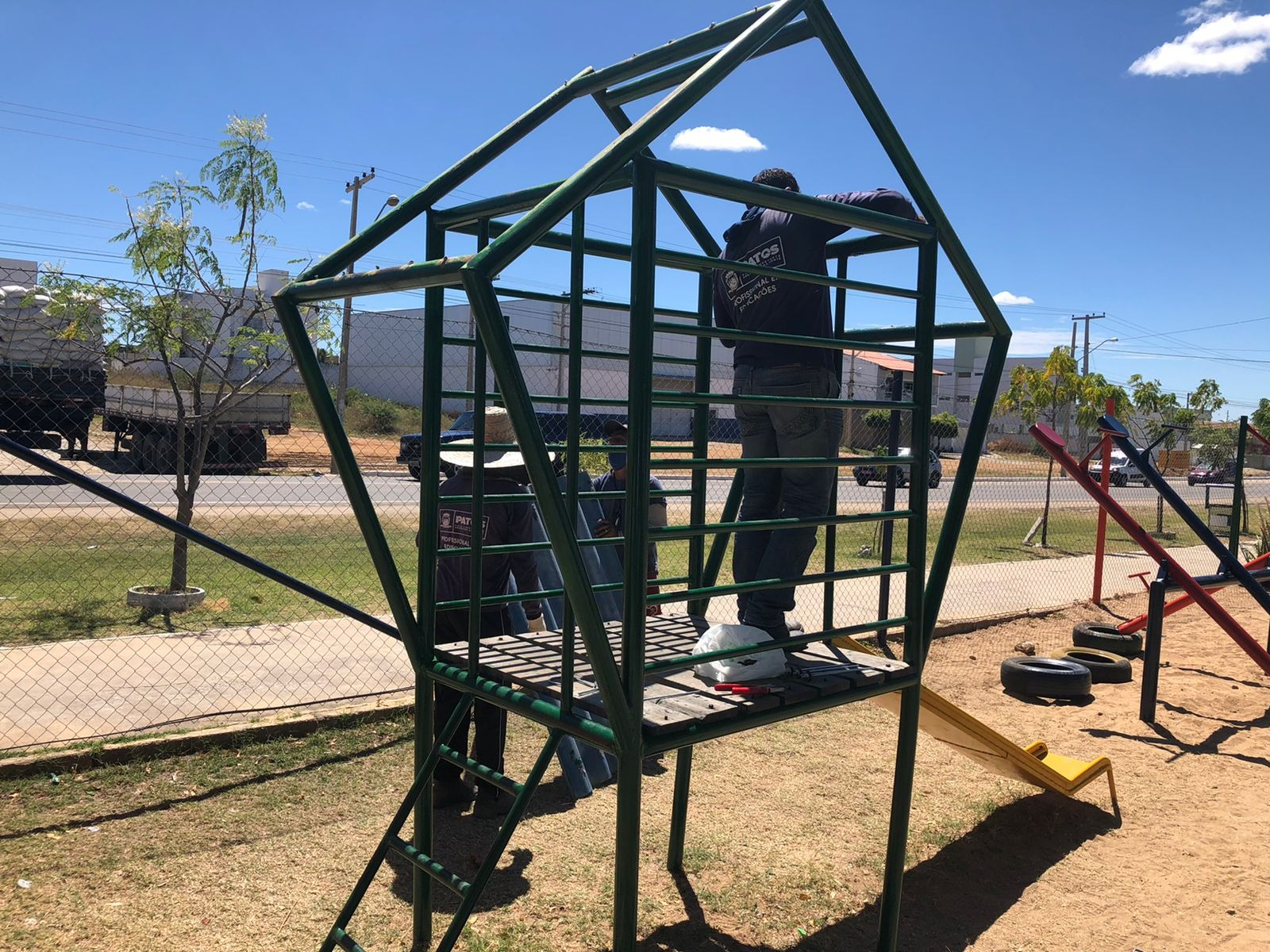 Prefeitura de Patos inicia processo de revitalização das praças e oferece melhores espaços de convivência para a população. OUÇA