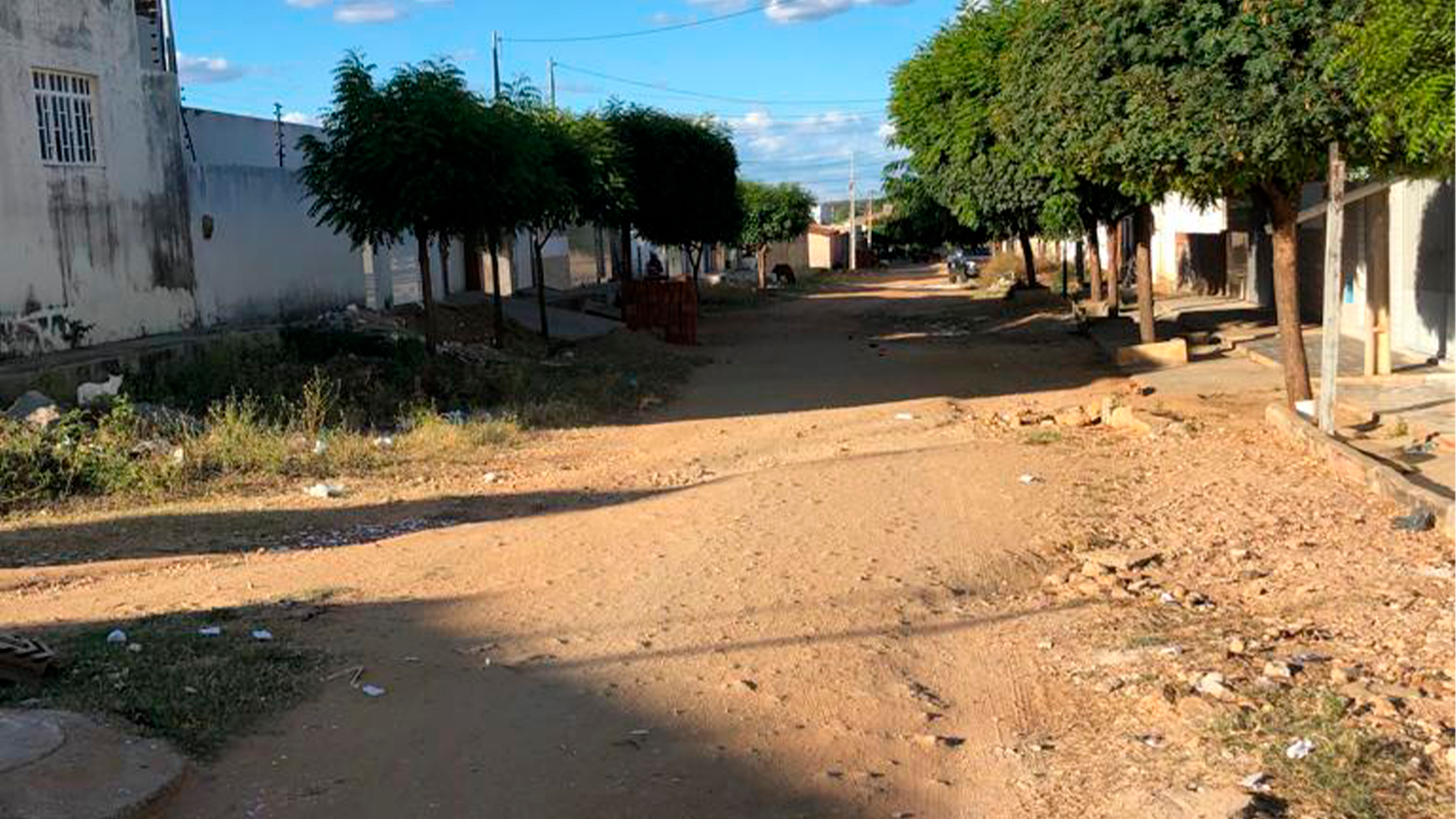 Moradores da Rua Dr. Edval Porfiro relatam que o trecho, que está dentro da ordem de serviço, não será calçado. Prefeitura confirma que toda a rua será calçada