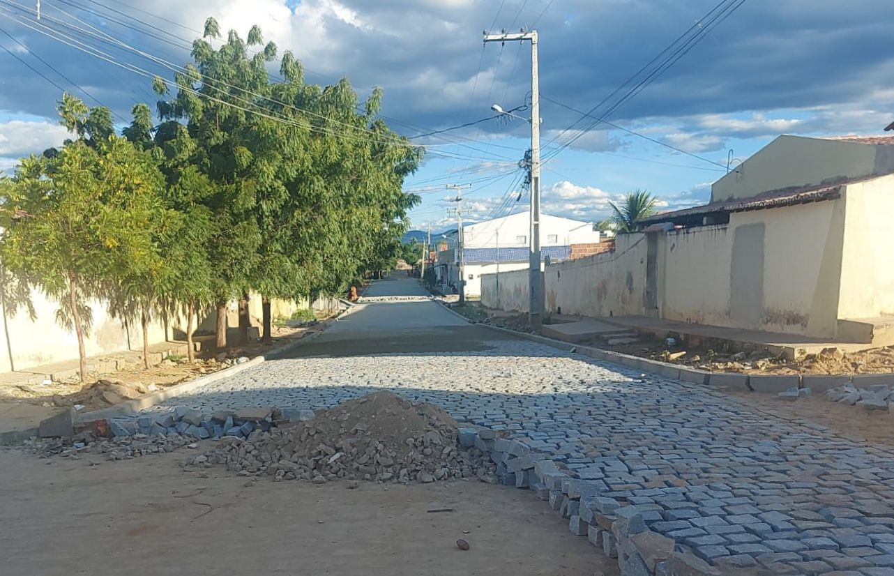 Pavimentação de 13 ruas na zona sul de Patos segue em ritmo acelerado