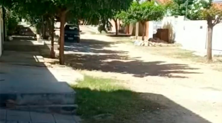 Moradores da Rua Manoel Pedro Oliveira, no Bairro Monte Castelo, reivindicam a conclusão do calçamento que há 20 anos não é finalizado