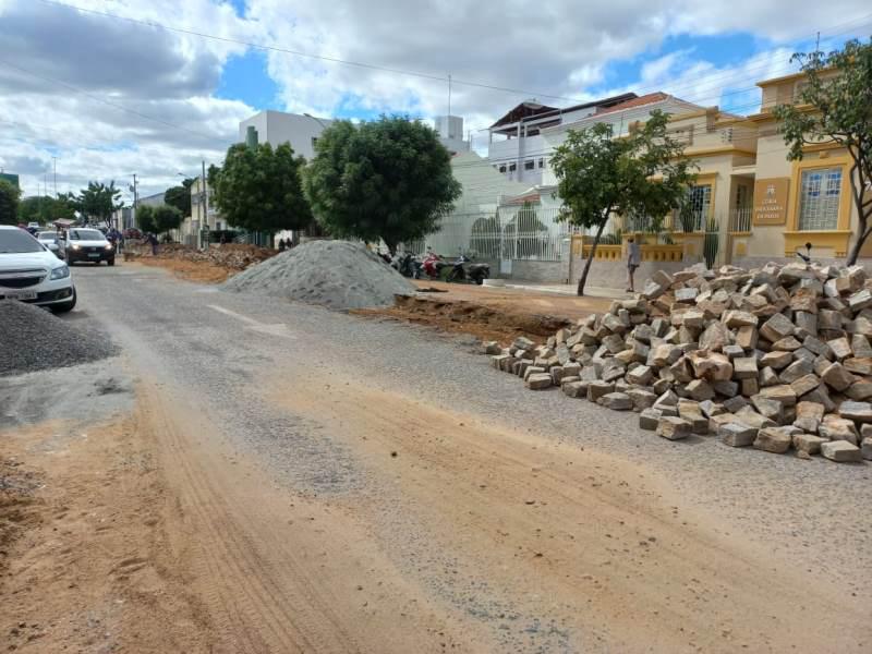 Segue serviços de melhoria asfáltica no Largo Dom Gerardo, no centro de Patos