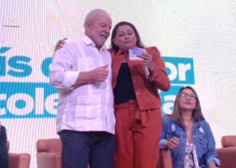 Em Campina Grande, patoense entrega pedido de apoio dos pacientes com fibromialgia ao ex-presidente Lula