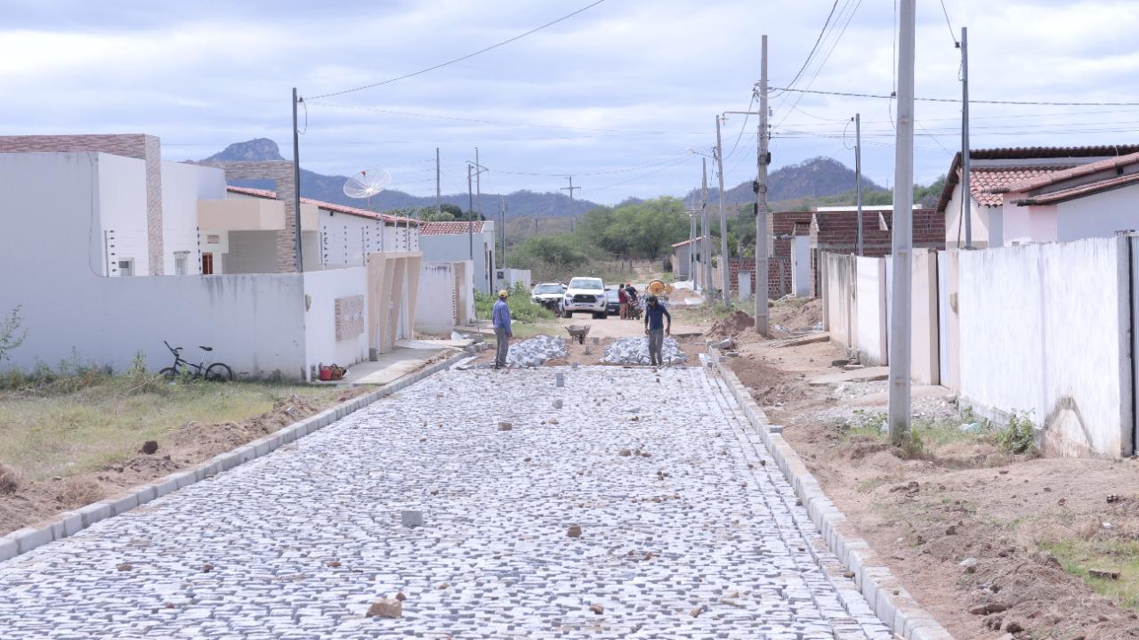 Prefeitura de Condado continua com obras de pavimentação nas ruas da cidade a todo vapor durante o ano de 2022
